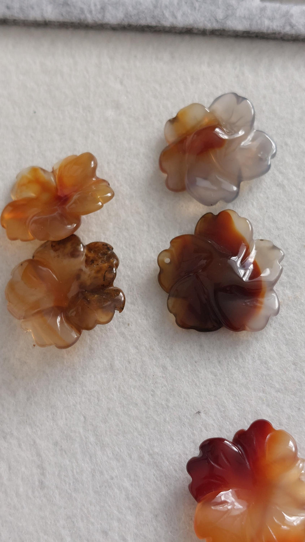 Natural agate pendants carved flower 22-25mm
